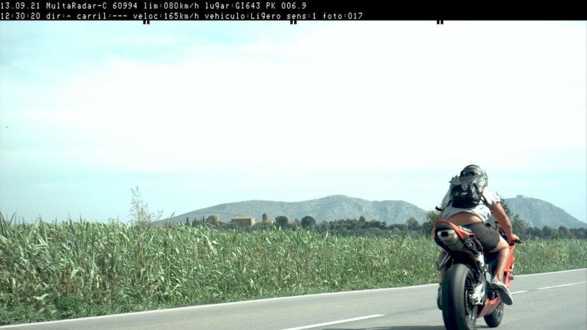 Denunciado un motorista cazado por dos radares de velocidad en diez minutos en el Baix Empordà y circular sin matrícula