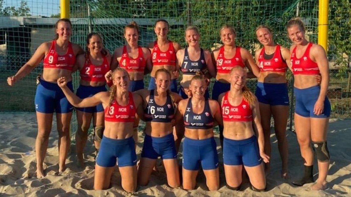 Multen l'equip femení d'handbol platja per utilitzar malles en lloc de biquini