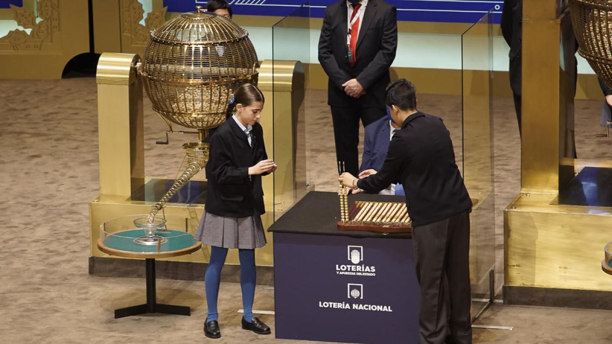 El 24198, el quart cinquè premi de la rifa de Nadal, ven una sèrie a Barcelona i una a Sort