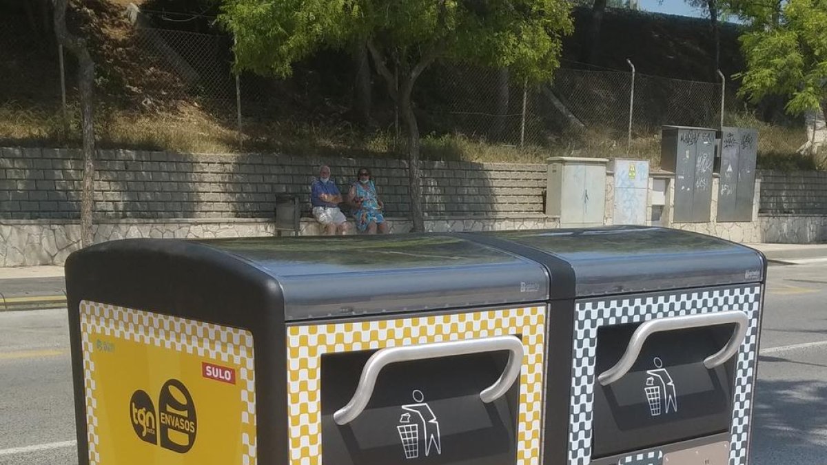 Instal·len dues papereres compactadores a la platja de l'Arrabassada