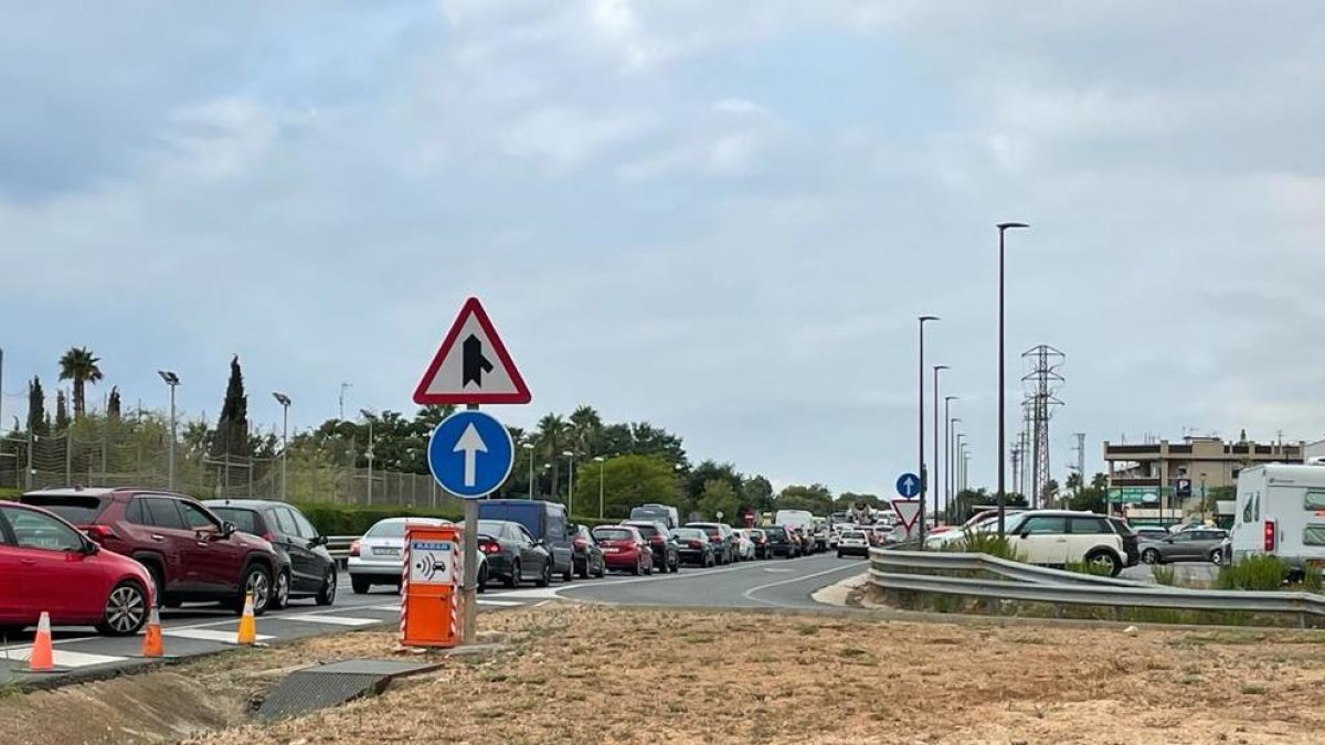 Un accident entre tres vehicles provoca importants retencions a l'N-340 a Creixell