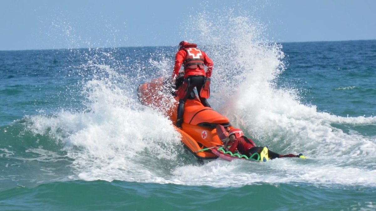 Rescatat un banyista després de saltar des de les roques de la platja de Tamarit