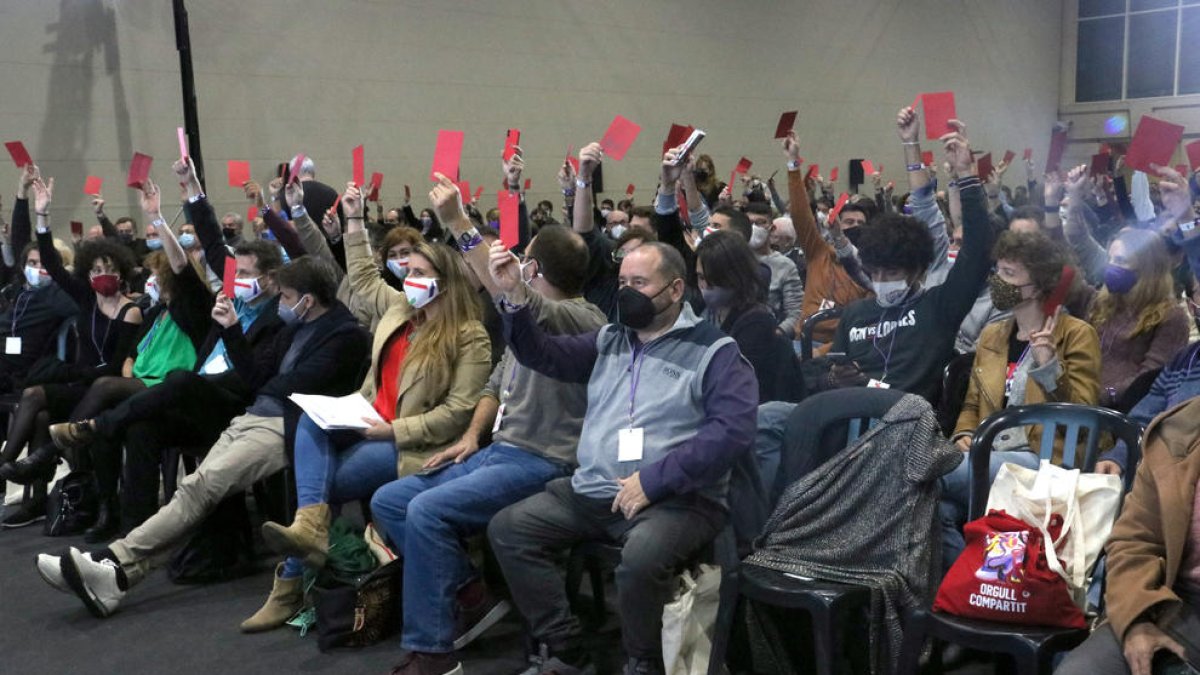 Els comuns critiquen el paper «obsolet» de la monarquia i reclamen que Joan Carles I respongui davant la justícia