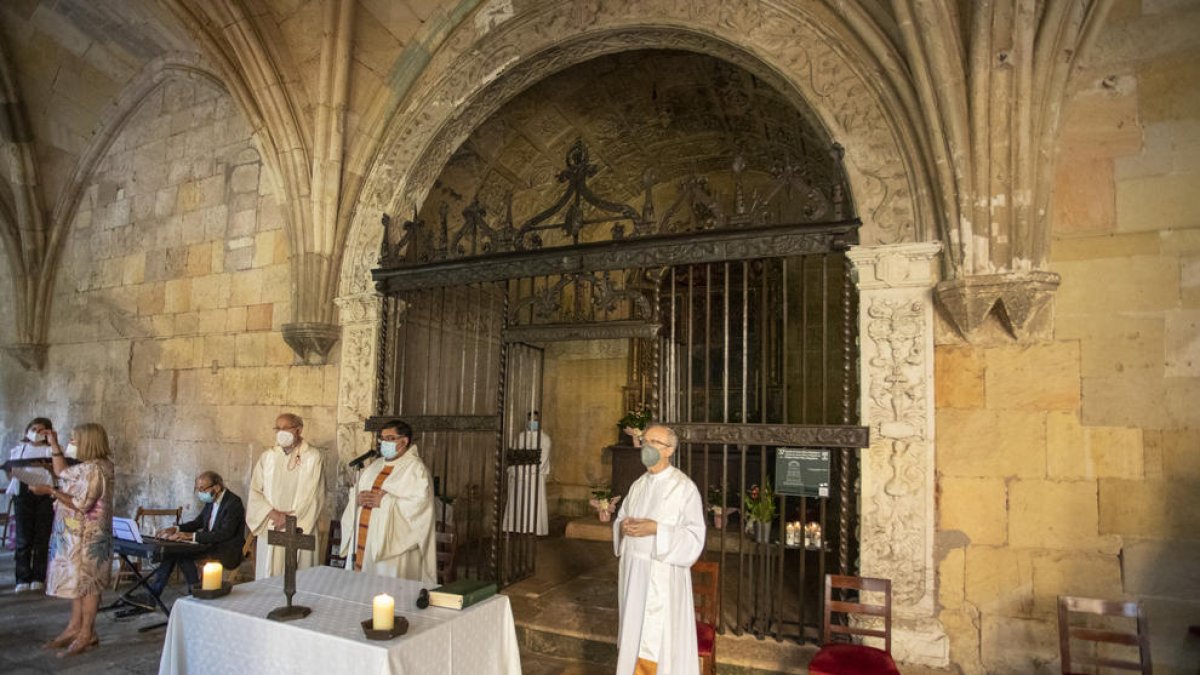 La reja de la capilla de Santa Magdalena en el Claustro de la Catedral, restaurada