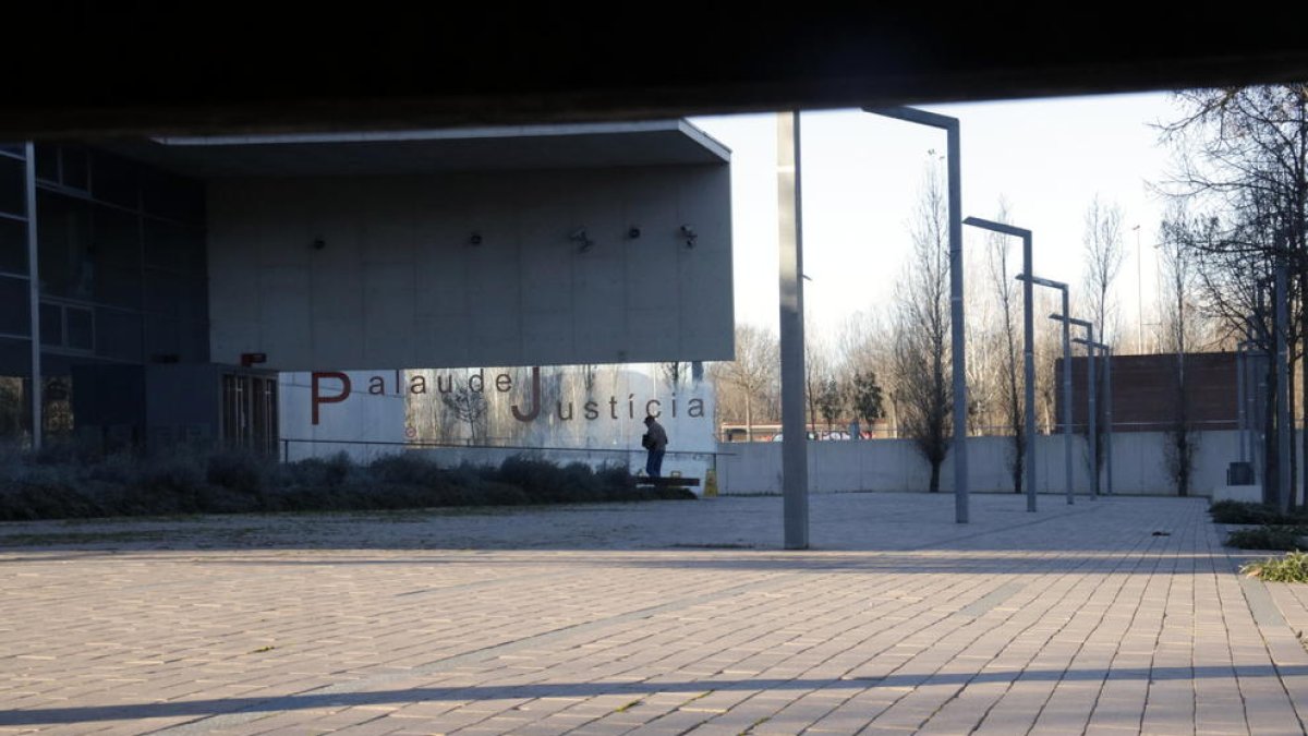 Condenan a un subinspector de los Mossos que dio un puñetazo a una mujer en Girona