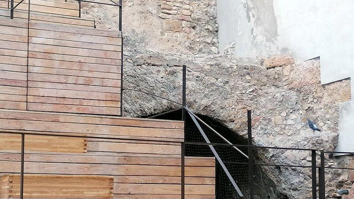 Trenquen la barana de les escales de fusta a la plaça dels Sedassos de Tarragona