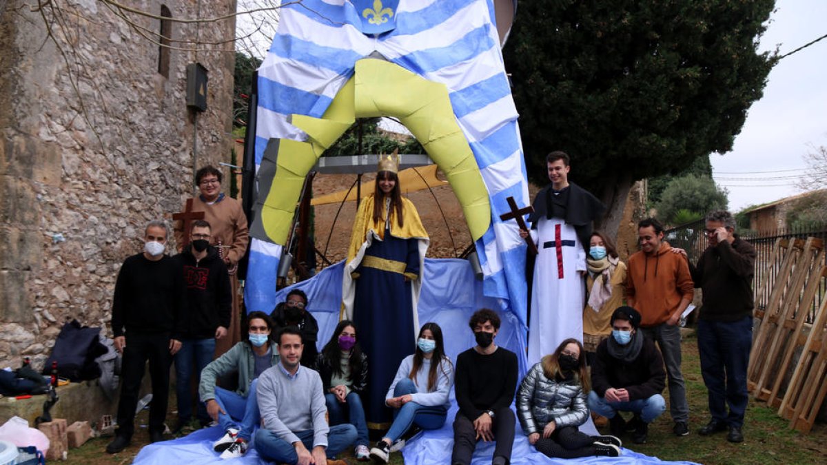 Los alumnos y docentes de Arquitectura de la URV después de hacer la intervención efímera en la estructura inacabada de Jujol en el campanario de la iglesia de Creixell.