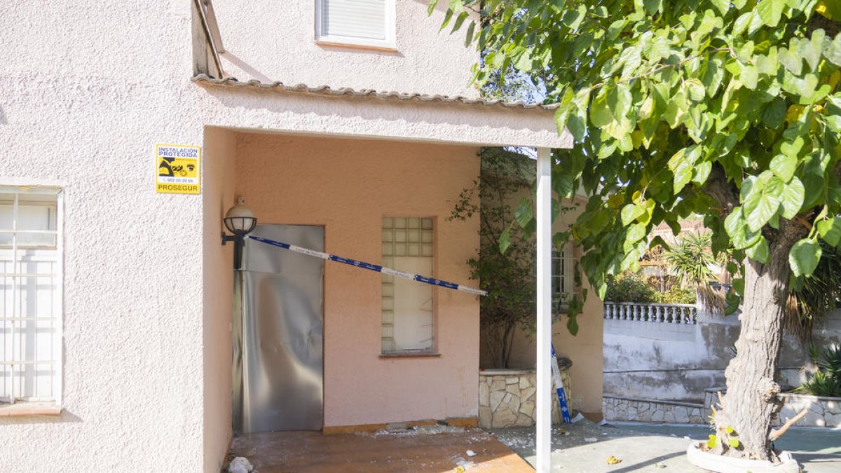 Tapian e instalan una alarma en el chalet desvalijado por los ocupas en Boscos de Tarragona