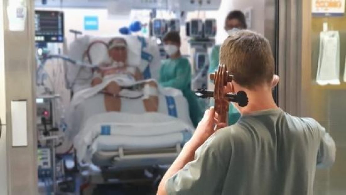 Un chico de 13 años toca el violonchelo en el UCI de la Vall d'Hebron a su padre ingresado con covid-19
