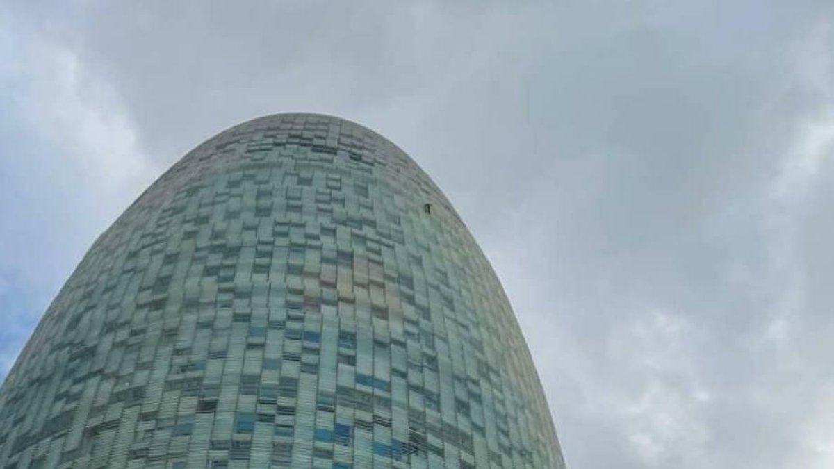 Un tarragoní escala la torre de les Aigües de Barcelona en 'free solo'