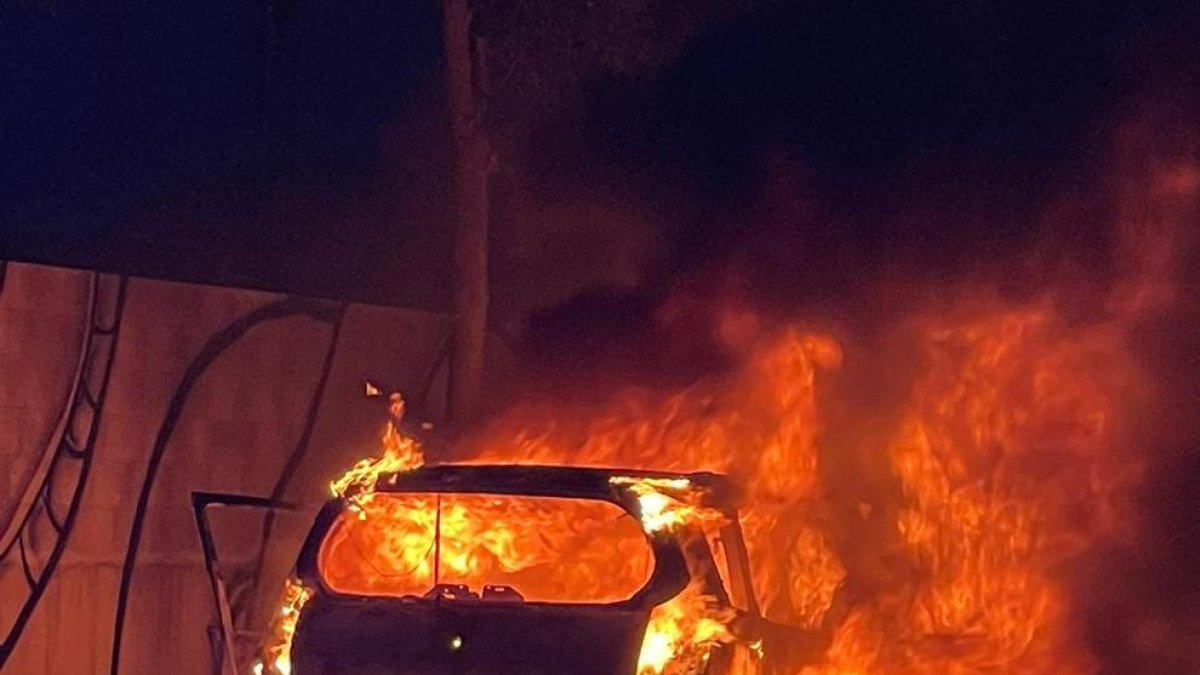 Una mujer deja su coche en la vía a la espera del mecánico en Reus y acaba quemado completamente