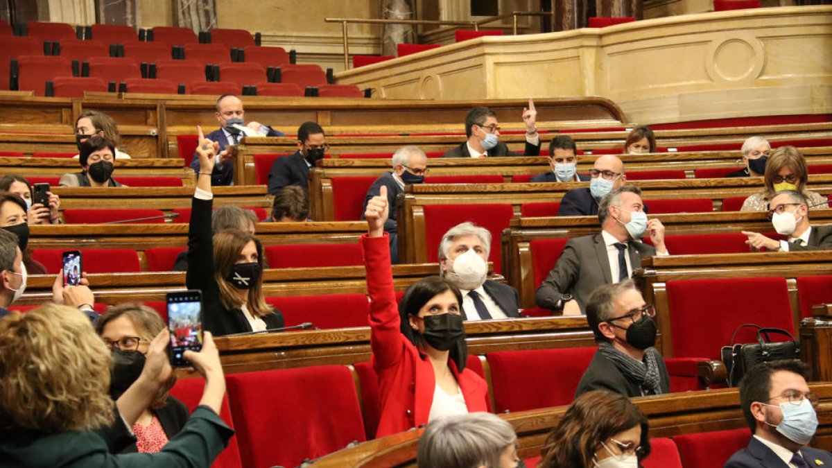 El Parlament aprueba los presupuestos del Govern para el 2022 con la abstención de los comunes y el 'no' de la CUP