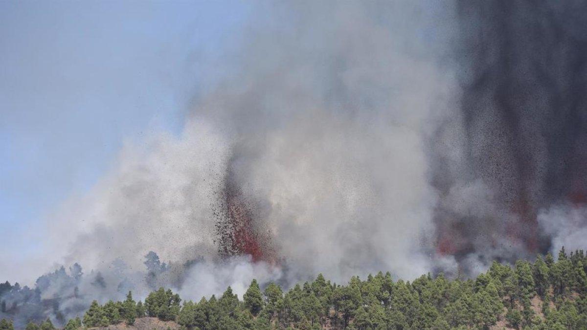 Entra en erupció el volcà de La Palma