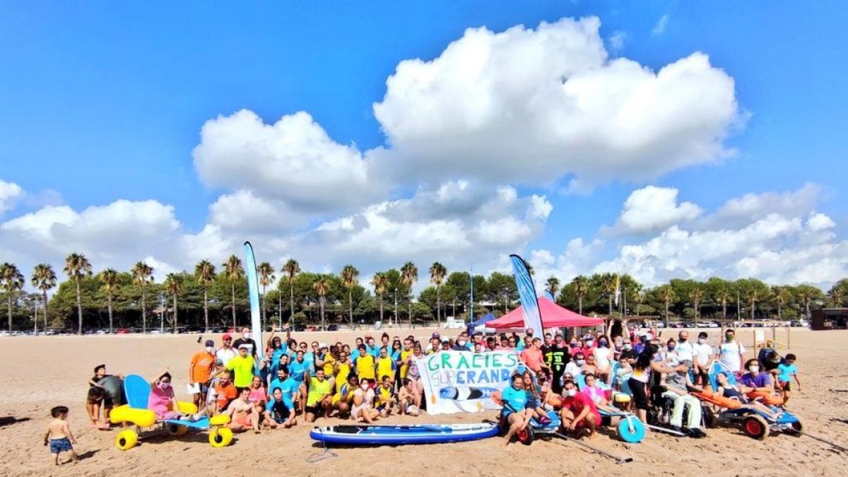 Se celebra la primera jornada de pádel surf «Olas Inclusivas»