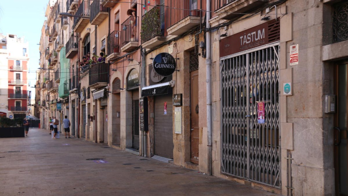 Los restauradores de la plaza la Font de Tarragona cierran para denunciar la prohibición de poner terrazas en el acto del Seguici Petit