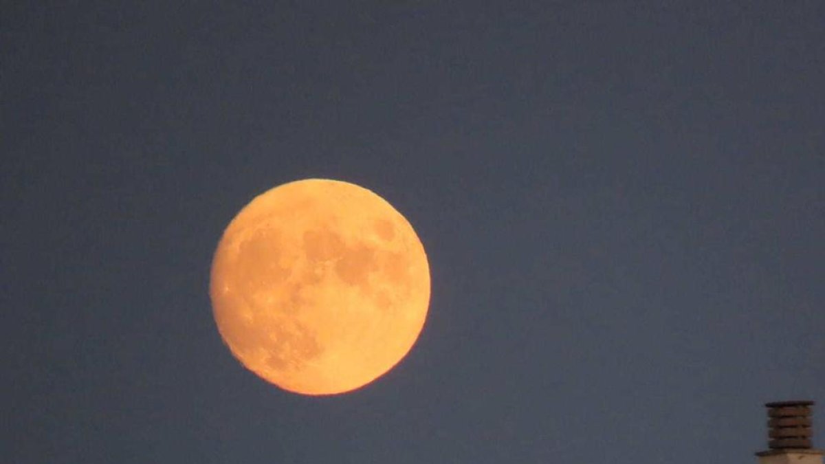 La lluna plena captada des de Reus