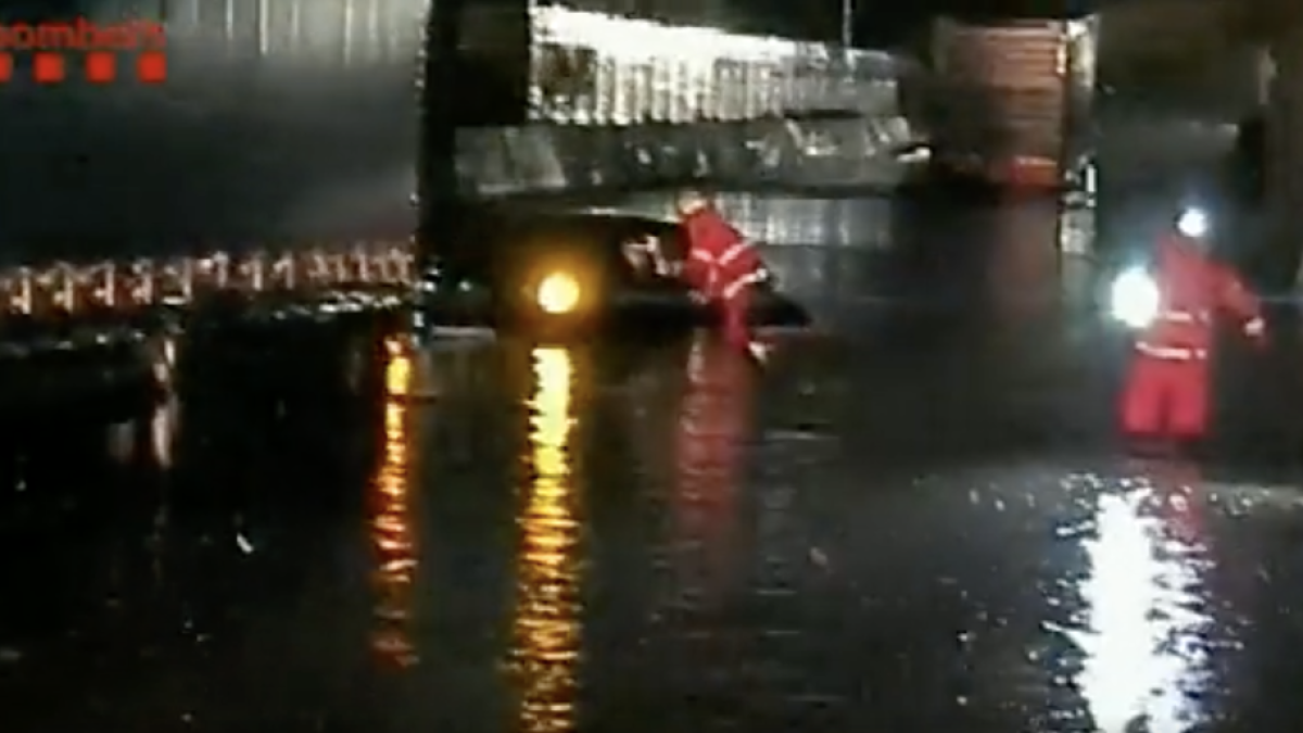 Cortadas la C-12 en Tortosa y la TP-3311 entre Santa Bàrbara y la Galera por|para desprendimientos|derrumbamientos