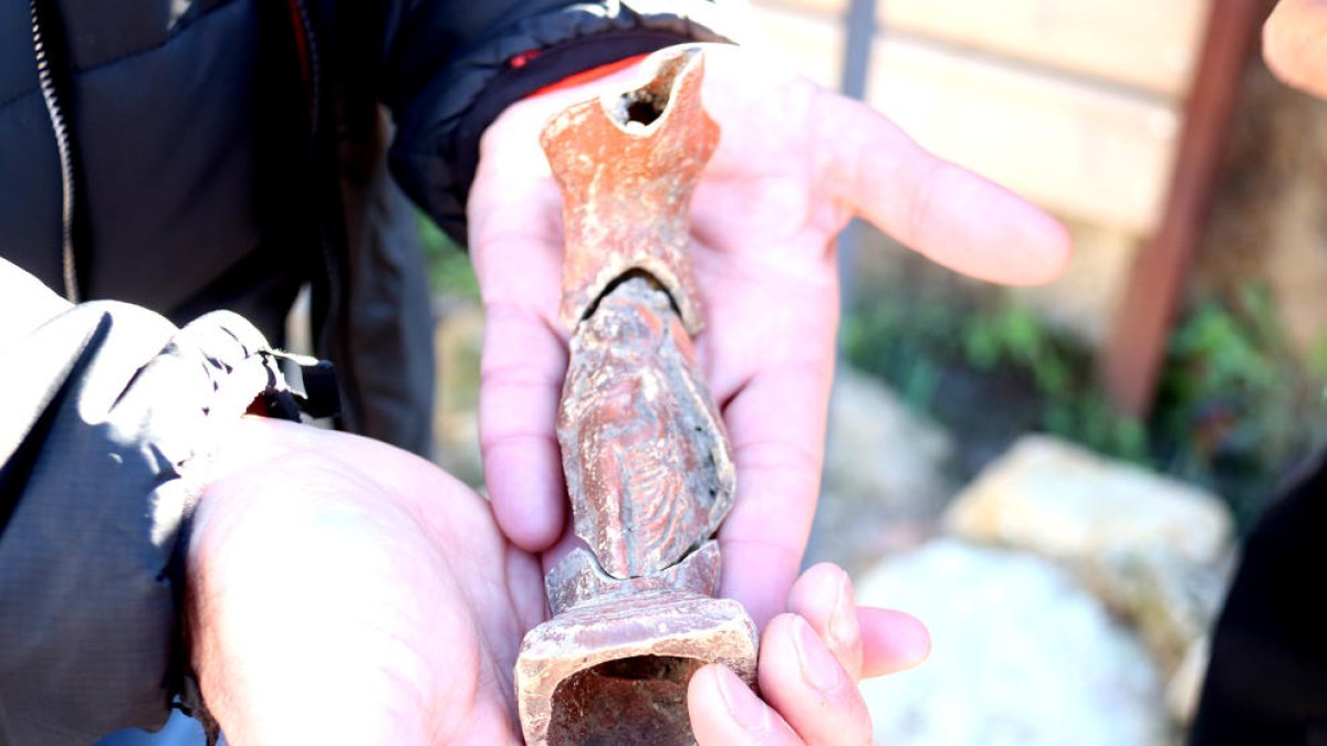 Troben una llàntia romana del segle I dC en unes restes a Caldes de Malavella