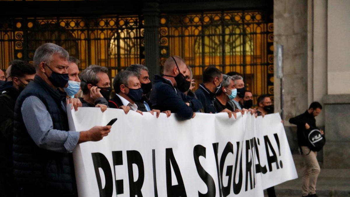 Agents dels Mossos i policies locals protesten contra la pèrdua d'autoritat i els atacs directes