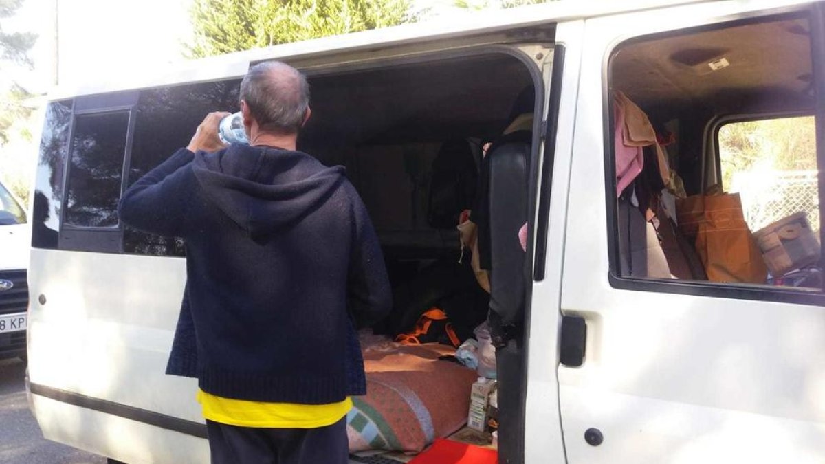 Una familia de Cunit que vive en una furgoneta desde hace tres meses pide ayuda urgente