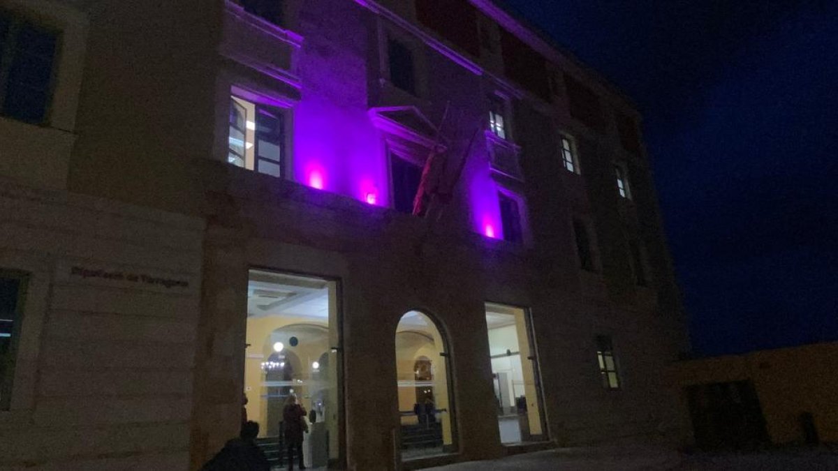 El Palau de la Diputación y el Palau Bofarull en Reus se tiñen de lila con motivo del 25N