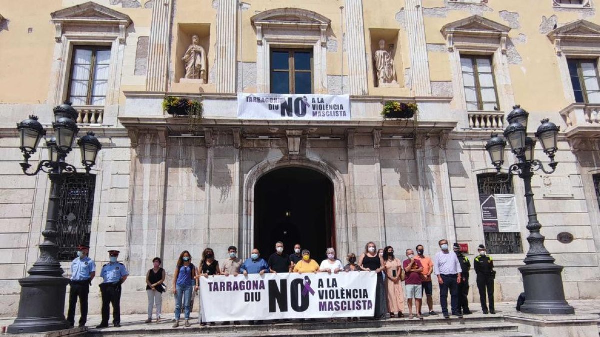 Minut de silenci a Tarragona per condemnar l'assassinat del nen de 2 anys a Barcelona