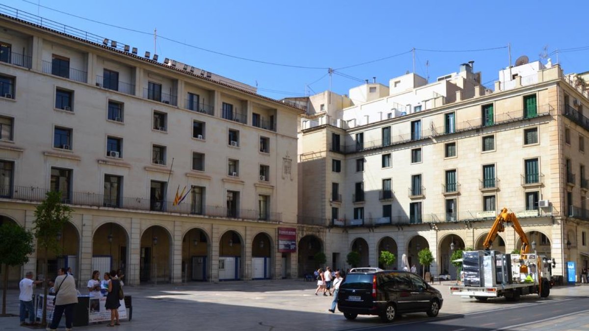 Dos años de prisión para un hombre de Alicante para enviar casi 2.000 vídeos de contenido pedófilo