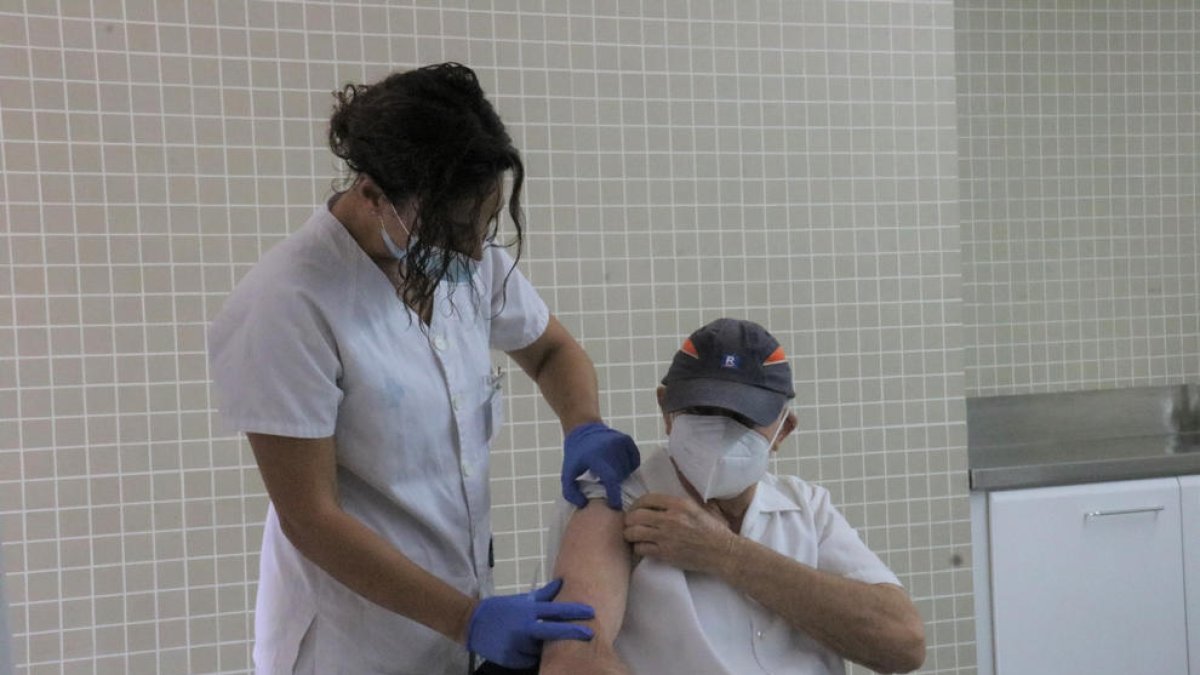 Empieza la vacunación de la gripe que será simultánea a la tercera dosis anticovid por los mayores de 70 años