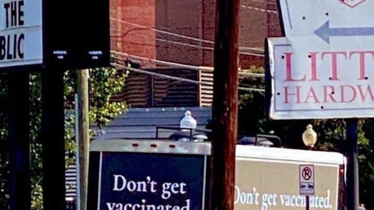 La brutal campaña de una funeraria contra la covid: «Vacúnate ya; si no, nos veremos pronto»