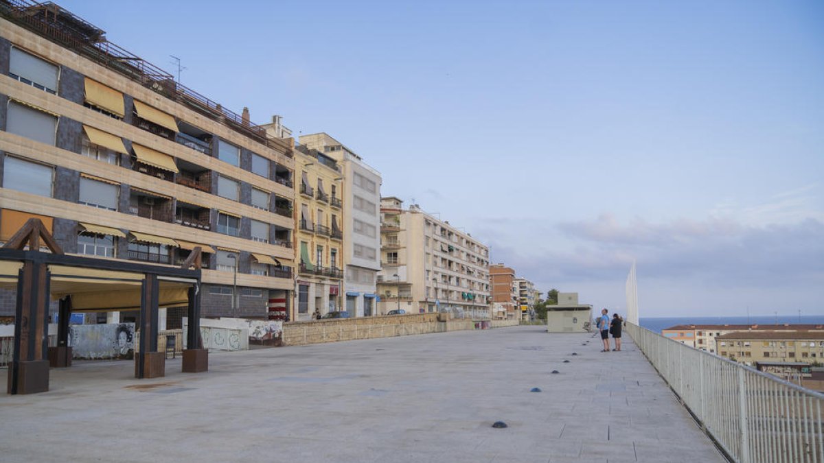 La AVV Tarragona Centre pide más iluminación al tejado del Palau Firal