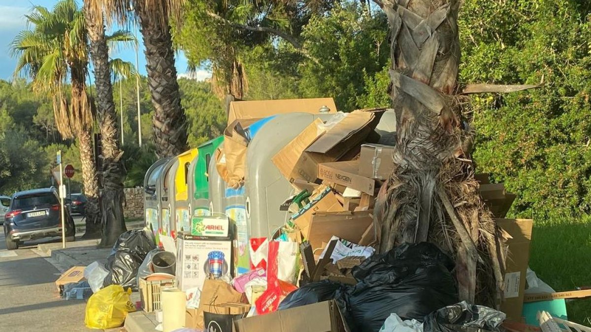 Els veïns de Parc de Llevant estan farts de la brutícia que hi ha al carrer