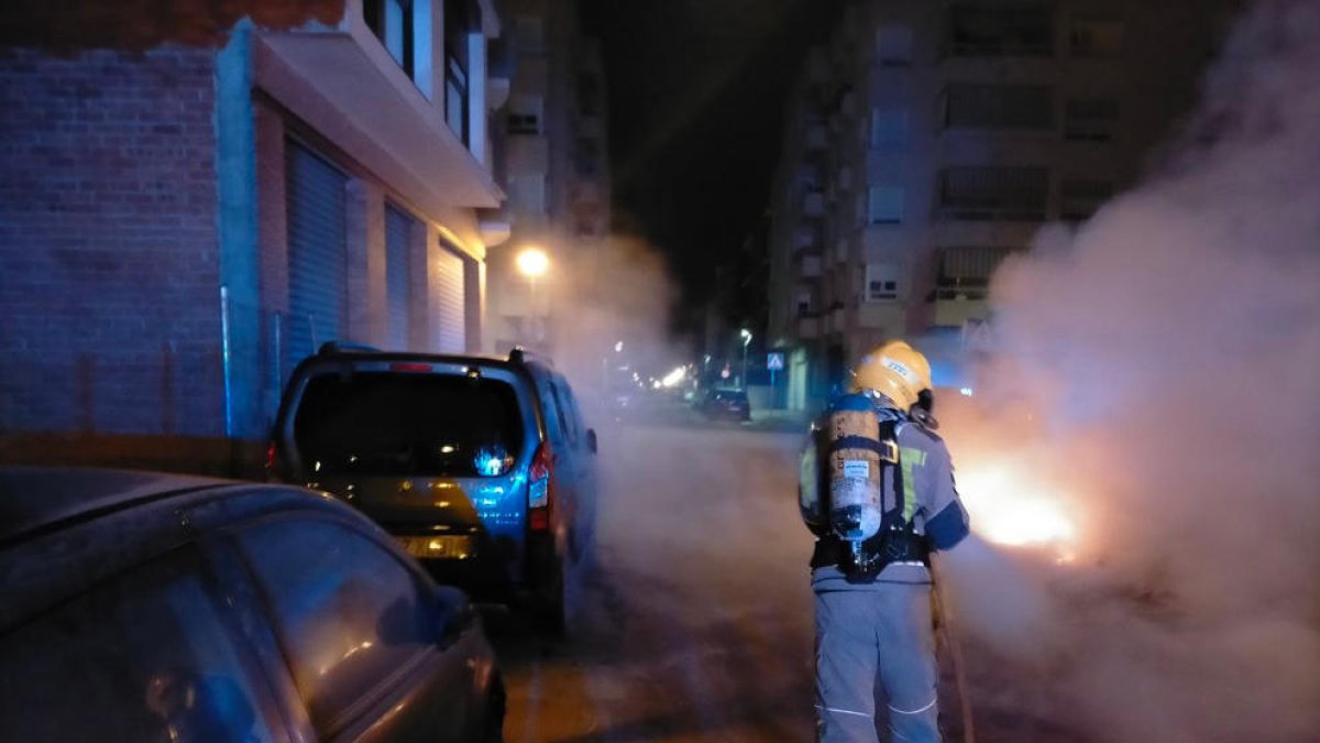 Tres cotxes afectats en cremar de matinada tres contenidors al Vendrell