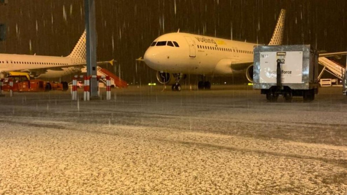 La calamarsada deixa inoperativa una pista de l'aeroport del Prat