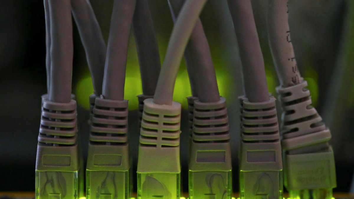 Facua denuncia set dels principals teleoperadors de l'Estat per sancionar els clients que no tornen els 'routers'