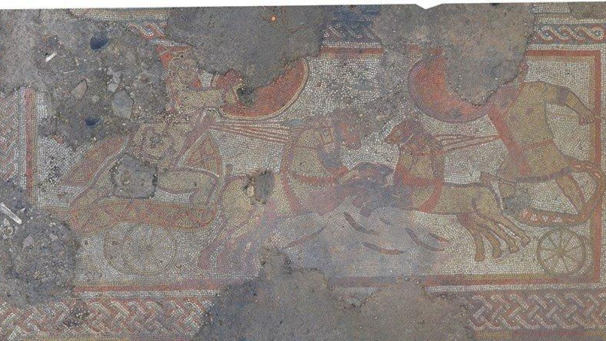 Un rar i únic mosaic romà, descobert sota un terreny de cultiu a Anglaterra