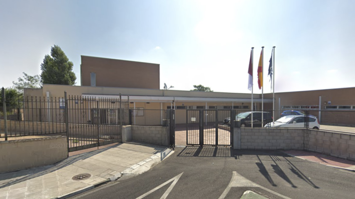 Un menor fereix amb una arma blanca al seu pare a les portes del col·legi a Toledo