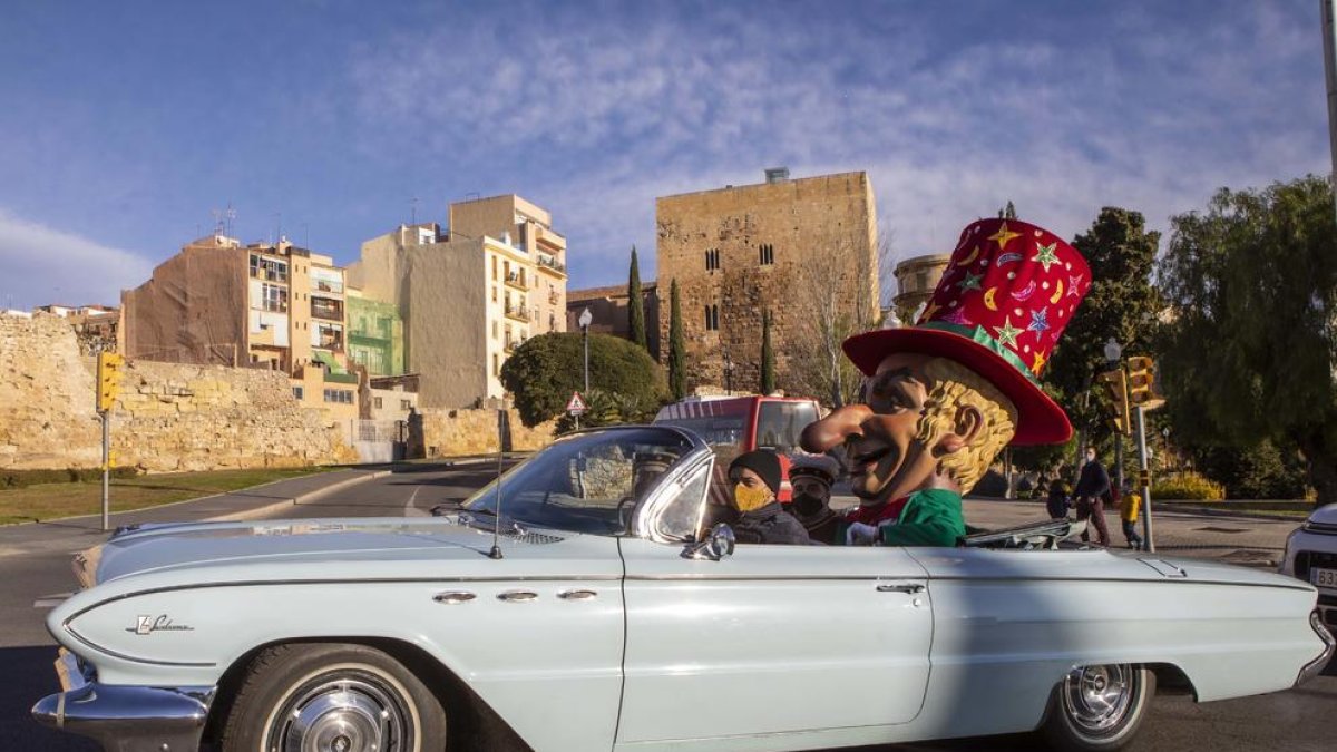 El Hombre de las Narices volverá a girar|pasear|recorrer por la ciudad con su coche este viernes