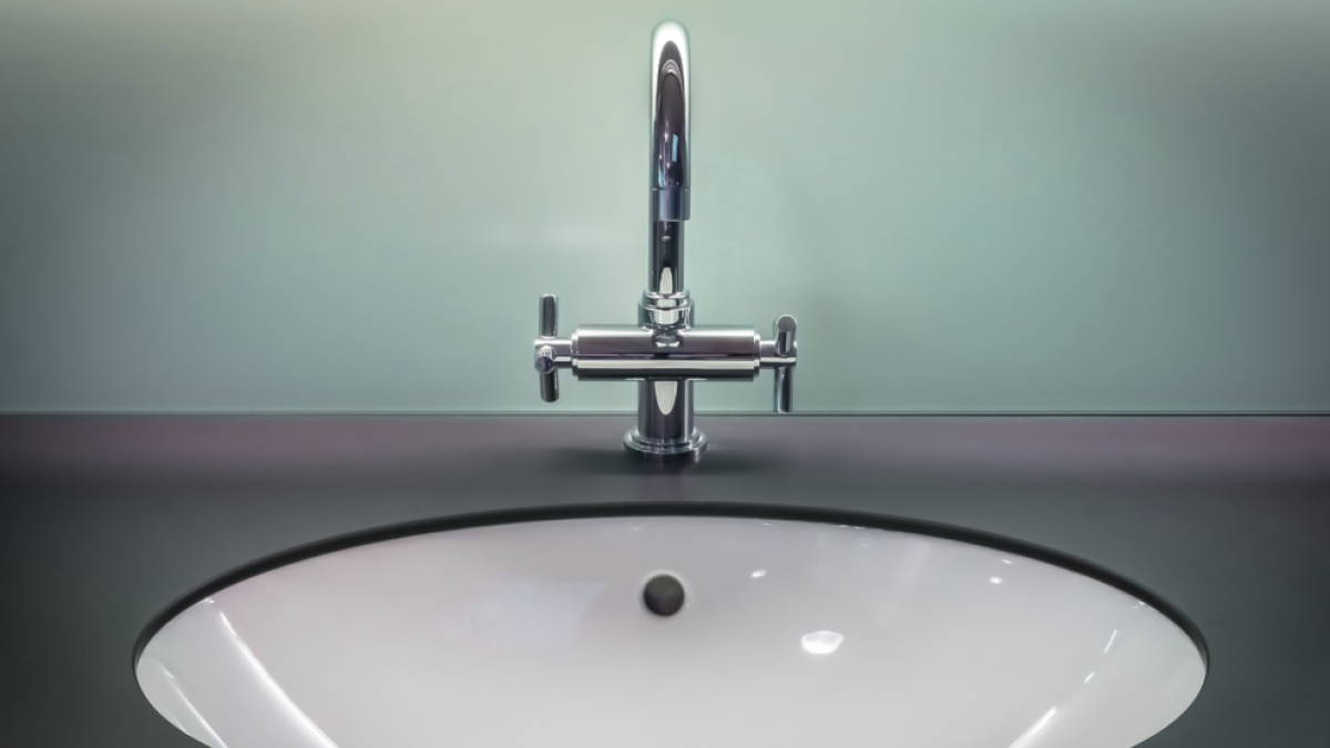 Surt droga en comptes d'aigua per l'aixeta del lavabo d'un motel