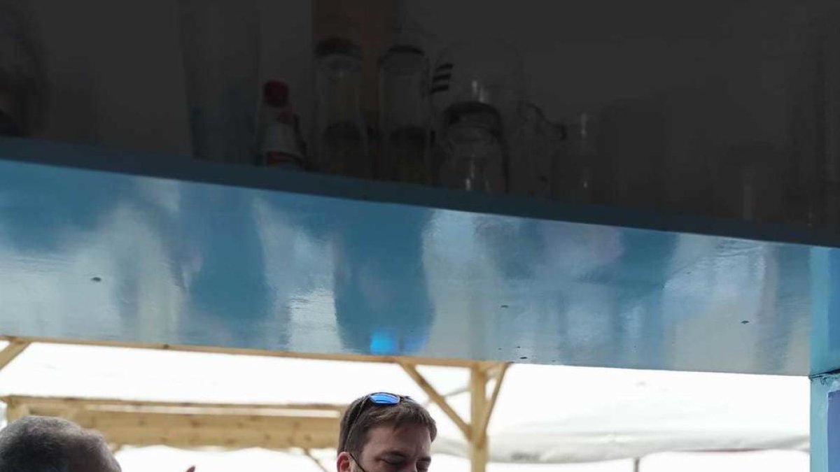 Los chiringuitos del Delta del Ebro sustituyen por vasos reutilizables los de un solo uso