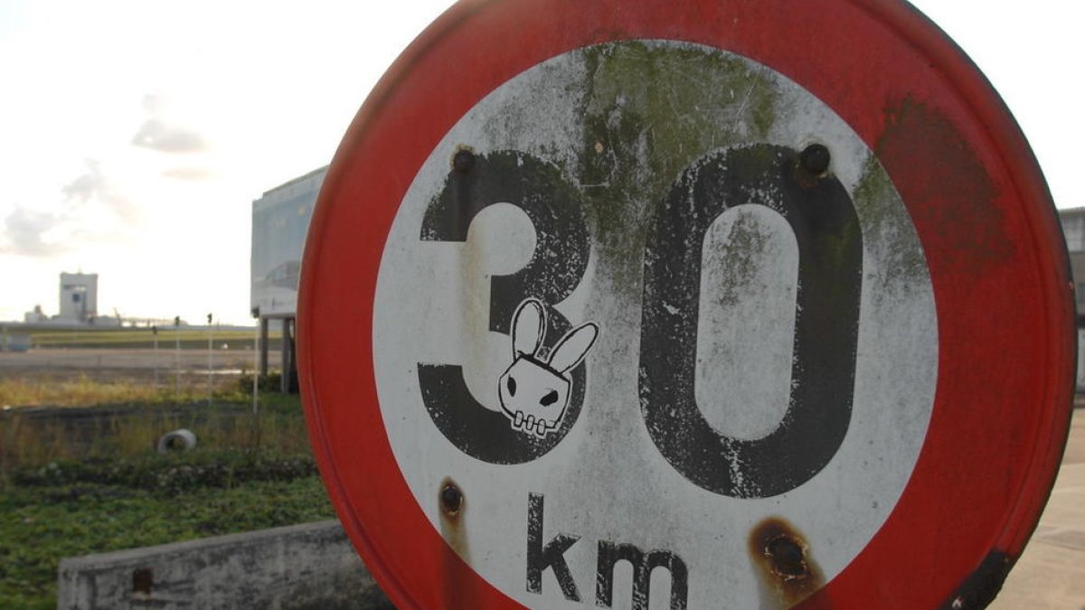 Un juez anula una multa para superar el límite de los 30 km/h porque no estaba señalizado