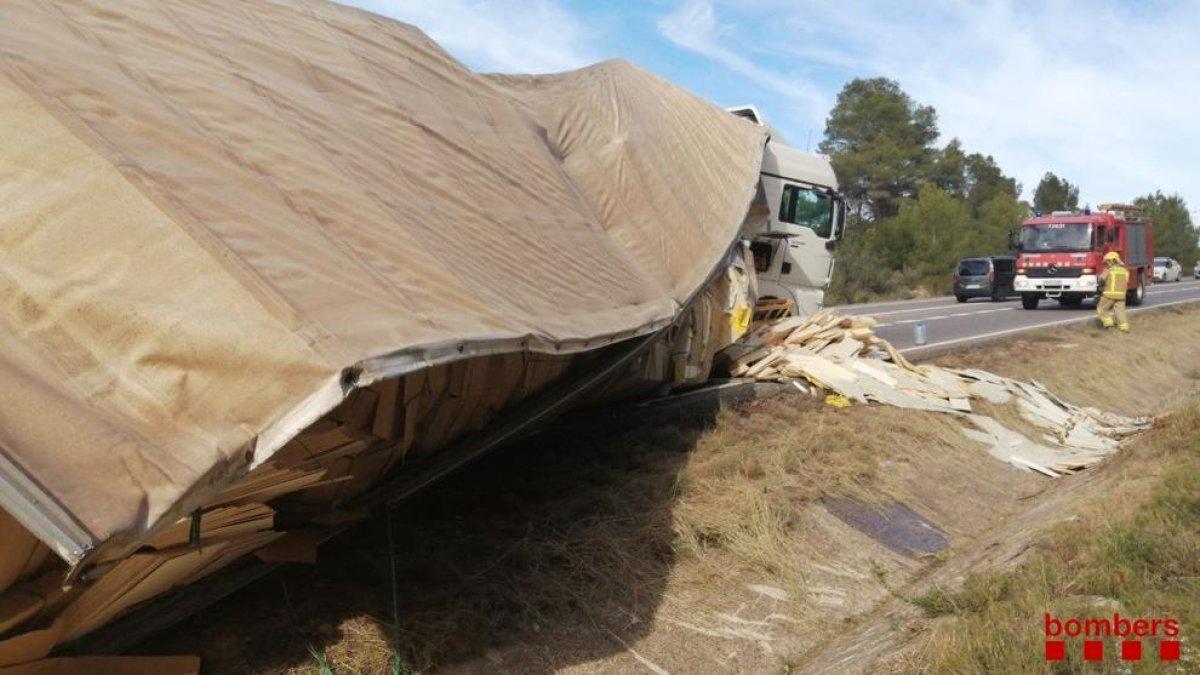 Bolca un camió que transportava fusta a la C-12 a Benifallet