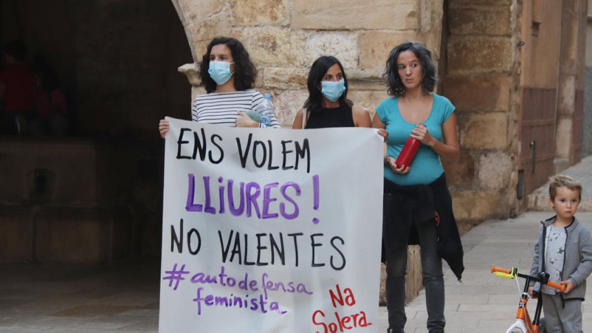 Un centenar de persones es concentren a Montblanc per condemnar l'agressió sexual a dues menors