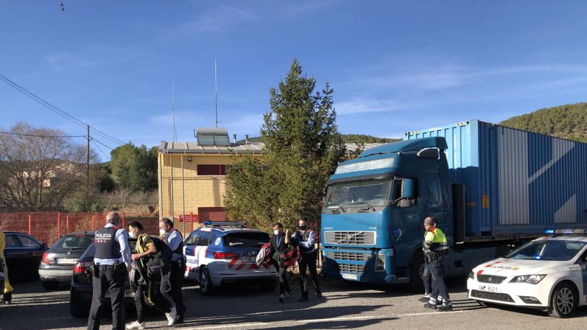 Aturen a Alcover un camió amb un grup de 20 migrants amagats dins la càrrega