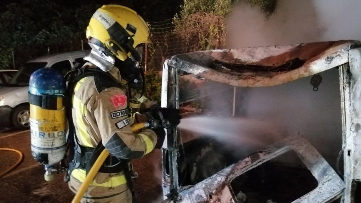 Crema un vehicle durant la matinada a Reus