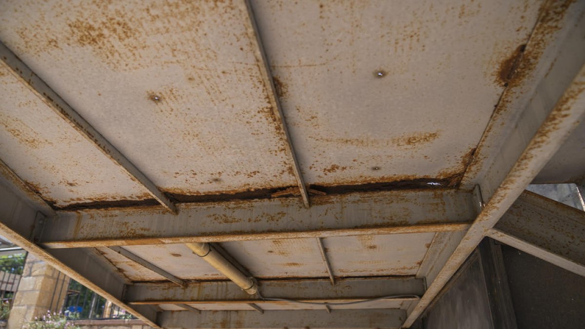 Les escales de l'ascensor de l'Amfiteatre de Tarragona presenten oxidació