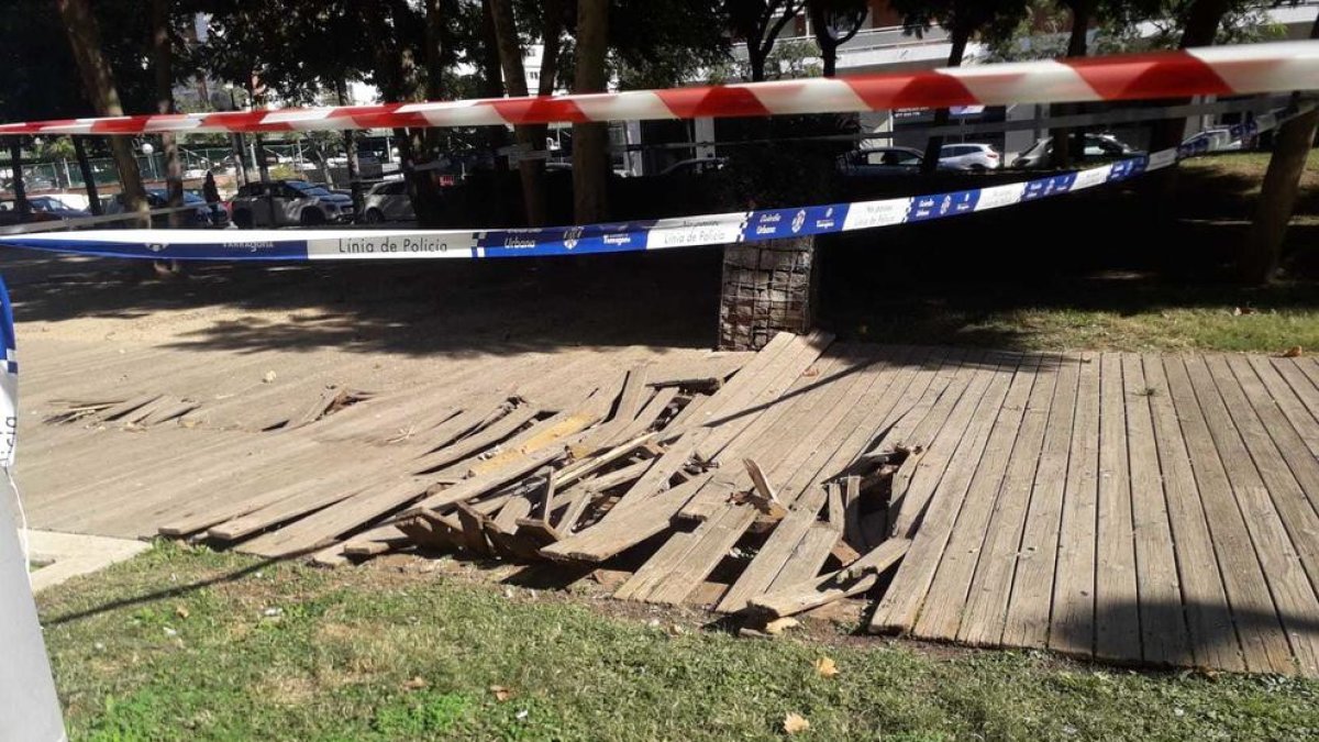 Cedeixen algunes teules de fusta davant de la Tabacalera