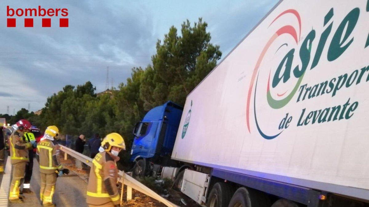Un camión frigorífico se accidenta al AP-7 a la altura de Vandellòs i l'Hospitalet de l'Infant