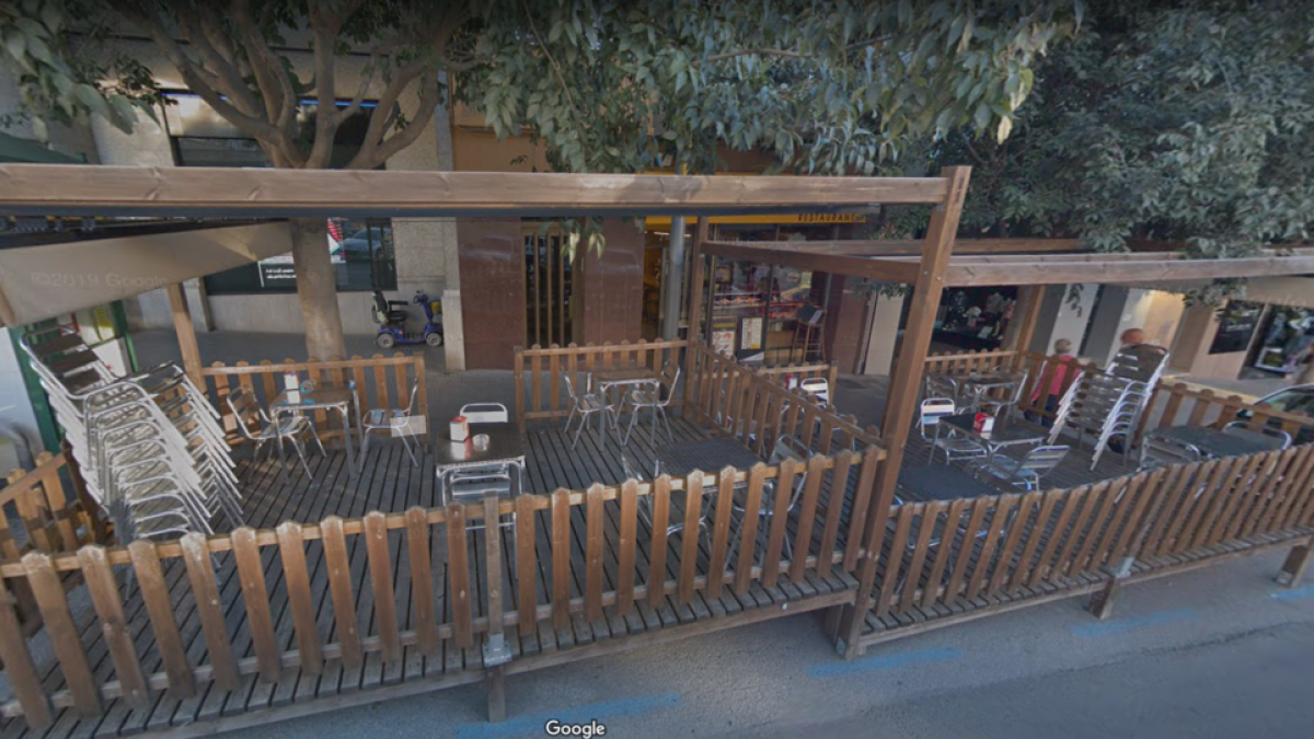 Un bus urbà xoca contra la terrassa d'un bar a Berga