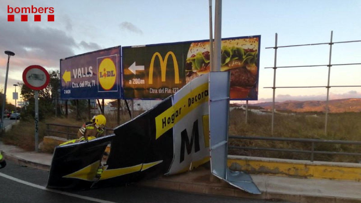 Los Bomberos reciben 18 avisos por el fuerte viento, con rachas que superan los 100 km/h en el Camp de Tarragona y el Ebro