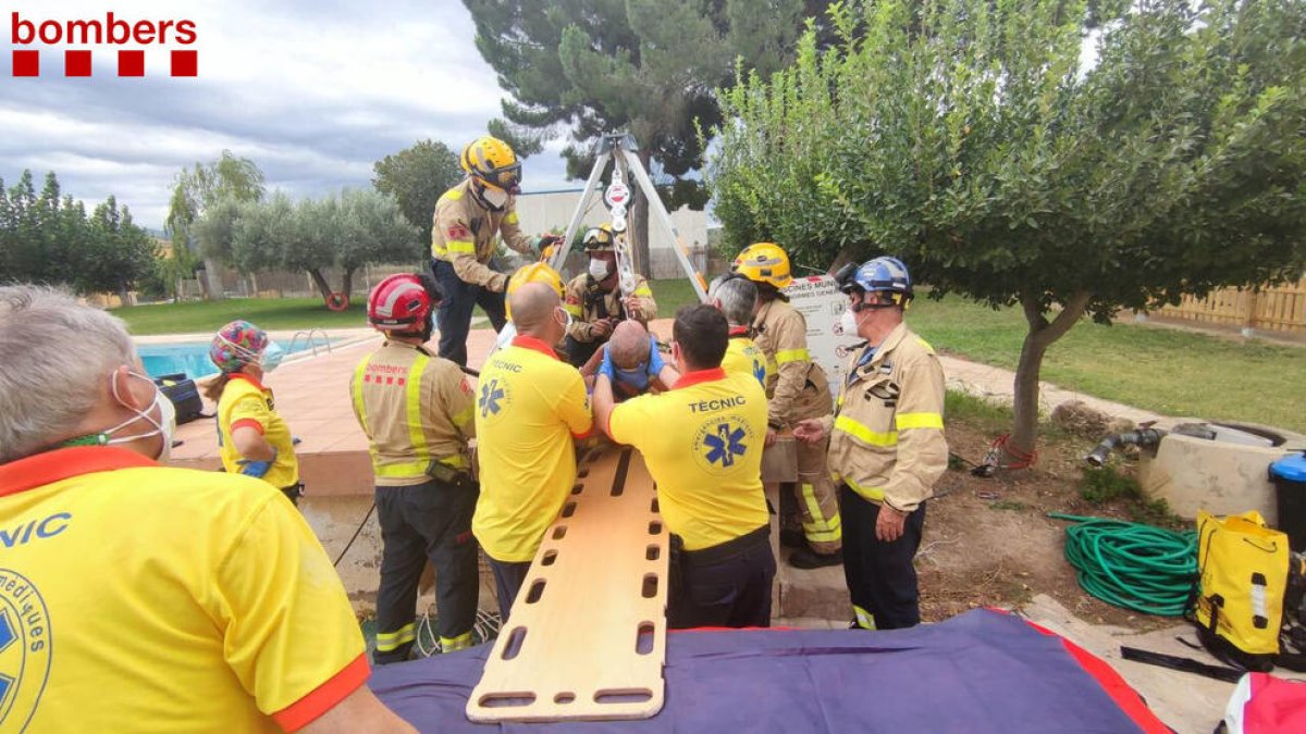 Rescaten un operari que havia caigut a la depuradora d'una piscina a Miravet